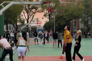 球场袭来一阵强烈的小香风...