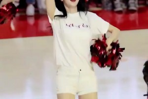 赛后库里将比赛用球送给科尔，祝贺科尔教练职业生涯第600次胜利.